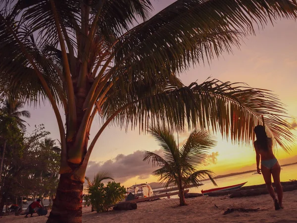 Mulher Assistindo Por Sol Com Palmeiras Candaraman Island Balabac Filipinas — Fotografia de Stock