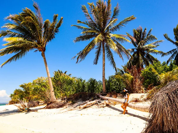 Meisje Zittend Palm Tree Lichaam Als Een Bankje Onok Eiland — Stockfoto