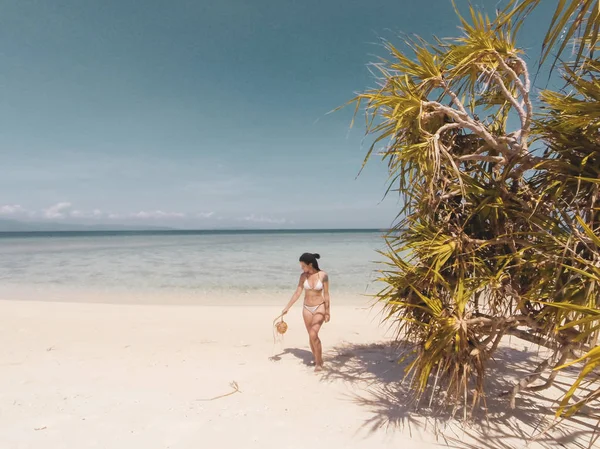 Dziewczyna Chodzenie Białej Plaży Turkusowej Wody Jasnego Błękitnego Nieba Pink — Zdjęcie stockowe