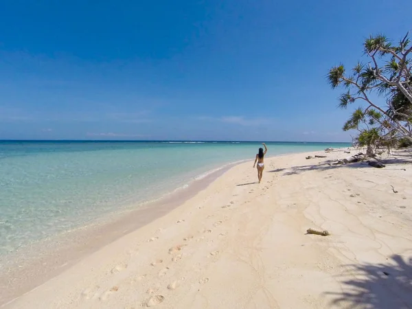 Κορίτσι Που Περπατάει Στη Λευκή Παραλία Και Τιρκουάζ Νερά Καθαρό — Φωτογραφία Αρχείου