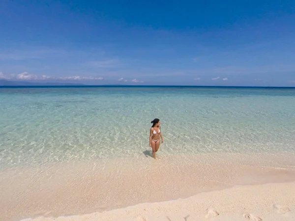 Dziewczyna Chodzenie Białej Plaży Turkusowej Wody Jasnego Błękitnego Nieba Pink — Zdjęcie stockowe