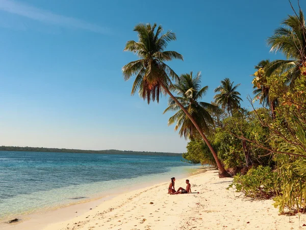 Hermosa Pareja Relajándose Playa Arena Blanca Con Palmeras Isla Onok —  Fotos de Stock