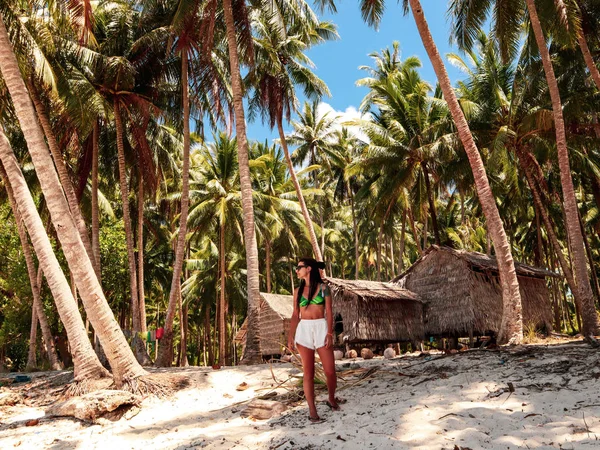 Mujer Refugio Madera Rodeado Palmeras Isla Onok Balabac Filipinas — Foto de Stock