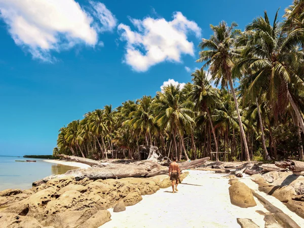 Mann Weißen Strand Und Türkisfarbenem Wasser Mit Klarem Blauem Himmel — Stockfoto