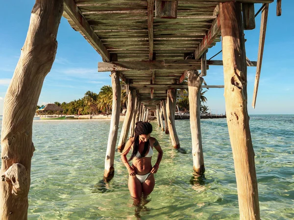 Chica Caminando Bajo Puente Onok Isla Con Agua Turquesa Atardecer — Foto de Stock