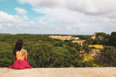 Uxmal antik kentin maya kalıntıları kız, Yucatan, Meksika