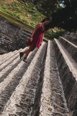 Yucatan Uxmal antik kentinde maya piramit merdivenlerde yürüyen kız