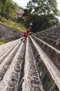 Yucatan Uxmal antik kentinde maya piramit merdivenlerde yürüyen kız