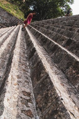 Yucatan Uxmal antik kentinde maya piramit merdivenlerde yürüyen kız