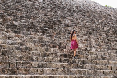 Yucatan Uxmal antik kentinde maya piramit merdivenlerde yürüyen kız