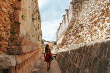 Uxmal antik kentin maya kalıntıları kız, Yucatan, Meksika