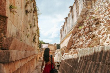 Uxmal antik kentin maya kalıntıları kız, Yucatan, Meksika