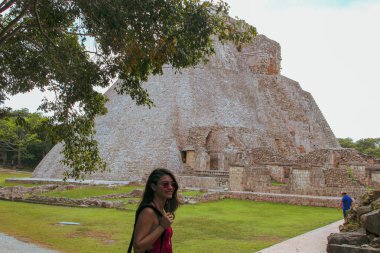 Uxmal antik kentin maya kalıntıları kız, Yucatan, Meksika