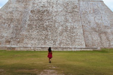 Yucatan Uxmal antik kentinde maya piramit merdivenlerde yürüyen kız