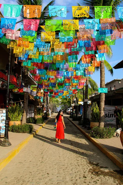 Drapeaux Colorés Avec Palmiers Dans Rue Sayulita Mexique — Photo