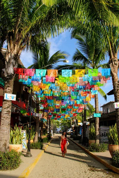 Färgglada Flaggor Med Palmer Gatan Sayulita Mexiko — Stockfoto