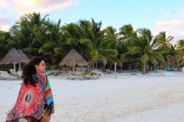 Tulum Karayipler Meksika Beyaz Plajda Palmiye Ağaçları Kız — Stok fotoğraf