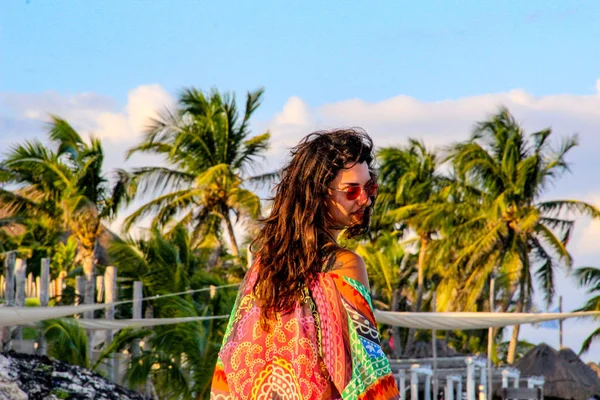 Tulum Karayipler, Meksika beyaz plajda palmiye ağaçları ve kız