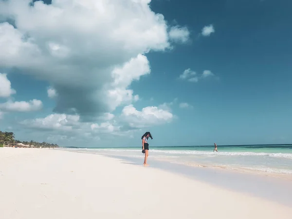 Κορίτσι Περπάτημα Λευκή Αμμώδη Παραλία Της Καραϊβικής Τουλούμ Μεξικό — Φωτογραφία Αρχείου