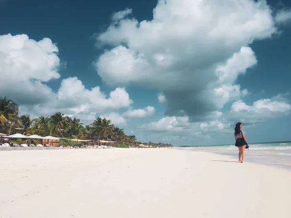 Menina Andando Praia Areia Branca Caribe Tulum México — Fotografia de Stock