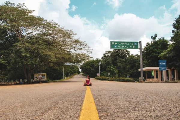 Dziewczyna Siedzi Autostradzie Starożytnego Miasta Uxmal Yucatan — Zdjęcie stockowe