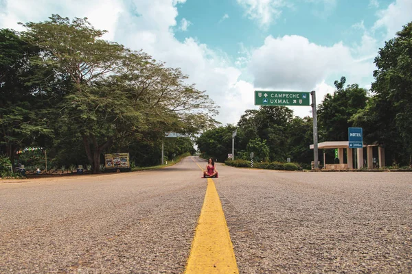 Lány Autópályán Ősi Város Uxmal Yucatan — Stock Fotó