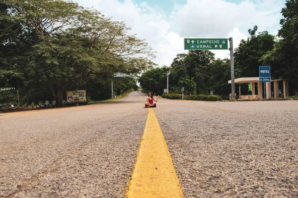 Lány Maja Romok Ősi Város Uxmal Yucatan Mexikó — Stock Fotó