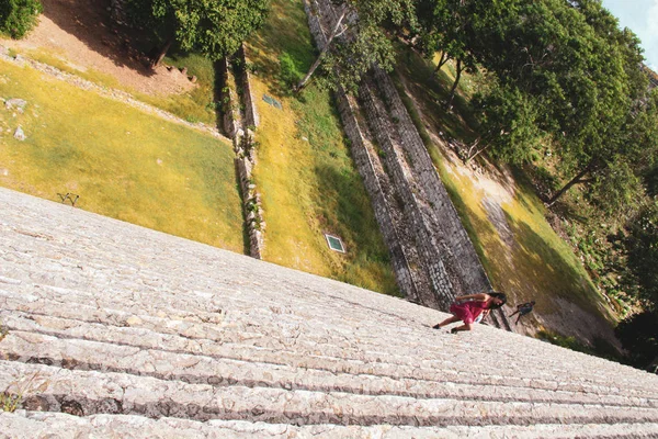 Niña Caminando Por Las Escaleras Pirámide Maya Antigua Ciudad Uxmal — Foto de Stock