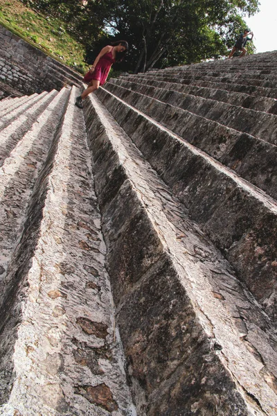 Meisje Lopen Maya Piramide Trappen Oude Stad Van Uxmal Yucatan — Stockfoto