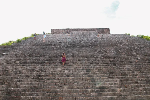 Fille Marchant Sur Les Escaliers Pyramide Maya Dans Ancienne Ville — Photo
