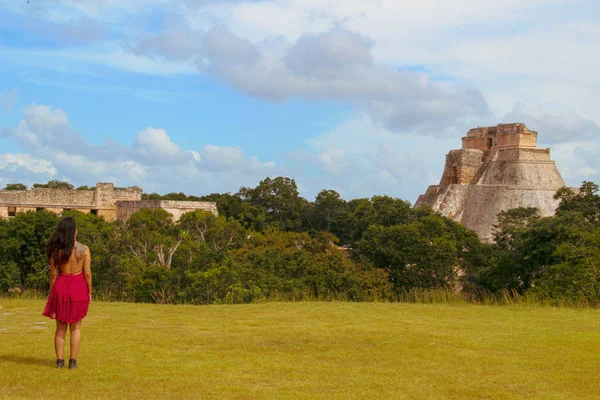Fille Ruines Mayas Ancienne Ville Uxmal Yucatan Mexique — Photo