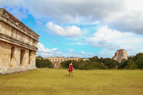 Fille Ruines Mayas Ancienne Ville Uxmal Yucatan Mexique — Photo