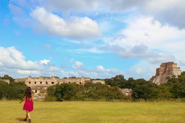 Fille Ruines Mayas Ancienne Ville Uxmal Yucatan Mexique — Photo