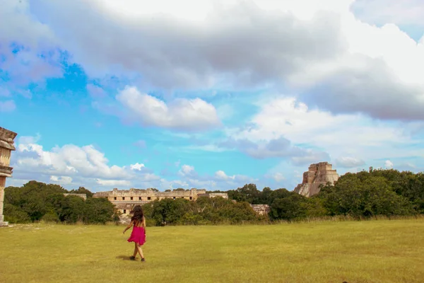 Fille Ruines Mayas Ancienne Ville Uxmal Yucatan Mexique — Photo