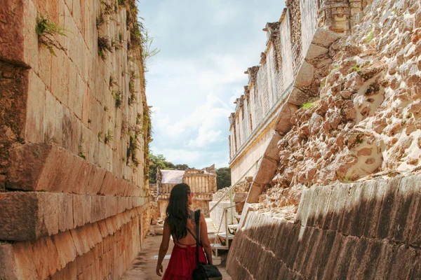 Dívka Mayu Zřícenina Starověkého Města Uxmal Yucatan Mexiko — Stock fotografie