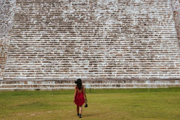 Ragazza Che Cammina Sulle Scale Della Piramide Maya Nell Antica — Foto Stock
