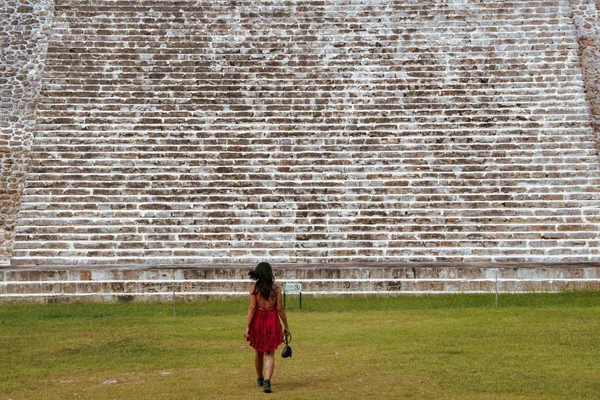 Fille Marchant Sur Les Escaliers Pyramide Maya Dans Ancienne Ville — Photo