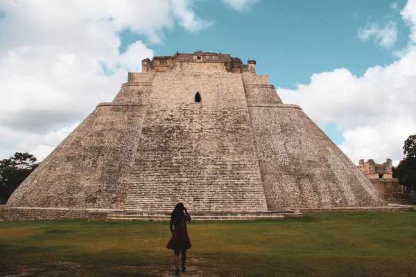 Дівчина Ходьбі Сходах Майя Піраміди Стародавньому Місті Uxmal Юкатан — стокове фото