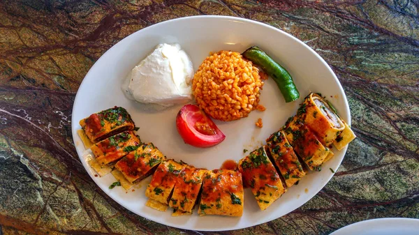 Türk beyti kebabı dilimlenmiş ve yoğurtla servis edilebis