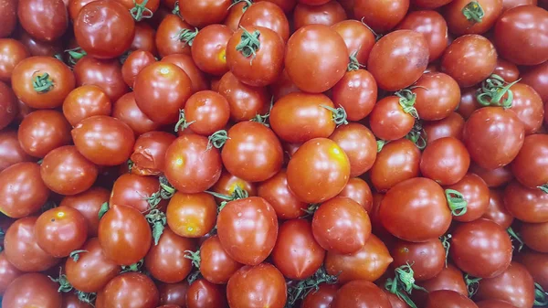 Pequeno Vermelho Fresco Tomate Maduro Fundo Mercado Frutas Stand — Fotografia de Stock