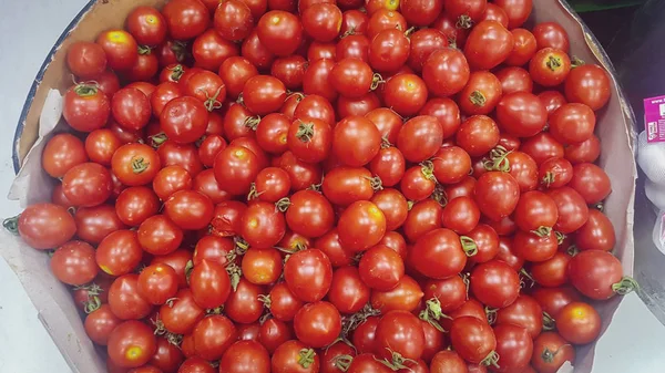 Pequeno Vermelho Fresco Tomate Maduro Fundo Mercado Frutas Stand — Fotografia de Stock