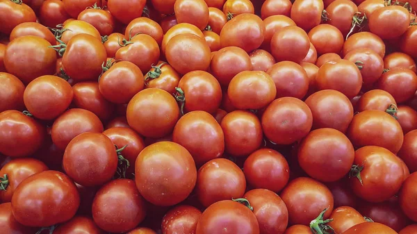 Λίγο Κόκκινο Φρέσκο Ώριμες Ντομάτες Φόντο Στη Βάση Της Αγοράς — Φωτογραφία Αρχείου