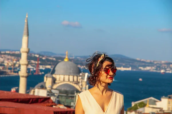 Eurásia Mulher Telhado Com Fundo Bosphorus Istambul Turquia — Fotografia de Stock