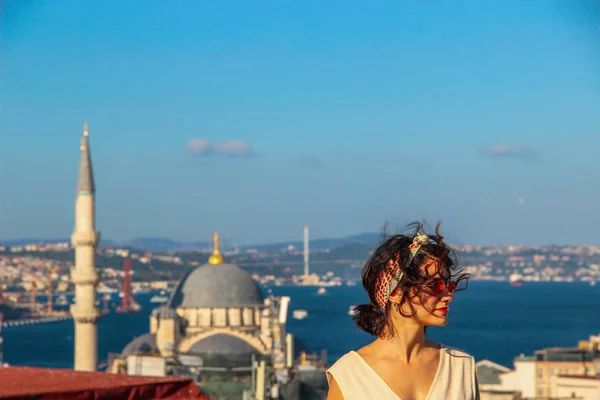 Mujer Euroasiática Pie Techo Con Fondo Del Bósforo Estambul Turquía —  Fotos de Stock