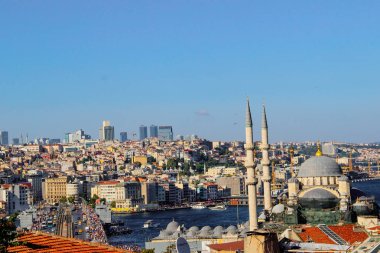 İstanbul'da cami manzaralı Galata Köprüsü ve Boğaz