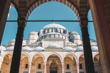 Süleymaniye Camii, Kanuni Sultan Süleyman Camii'nin İstanbul'da Yaptıran Sinan Usta tarafından yaptırılılmıştır.