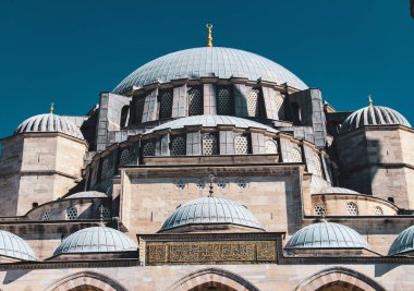 Süleymaniye Camii, Kanuni Sultan Süleyman Camii'nin İstanbul'da Yaptıran Sinan Usta tarafından yaptırılılmıştır.