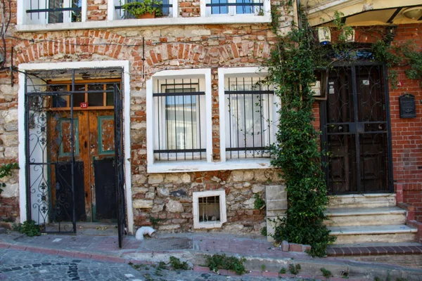 イスタンブールのバラト通りのレンガの石垣とカラフルな窓 — ストック写真