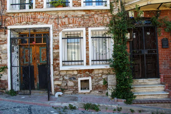 Muro Piedra Ladrillo Colorida Ventana Calle Balat Estambul — Foto de Stock