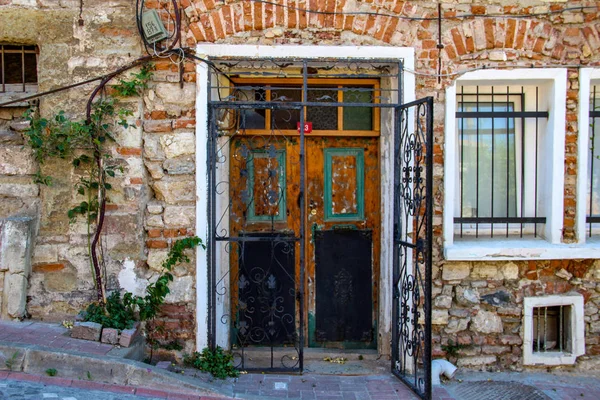 Parede Pedra Tijolo Janela Colorida Rua Balat Istambul — Fotografia de Stock